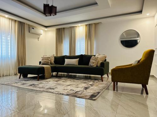 Ndola Pineview Luxury Apartments tesisinde bir oturma alanı