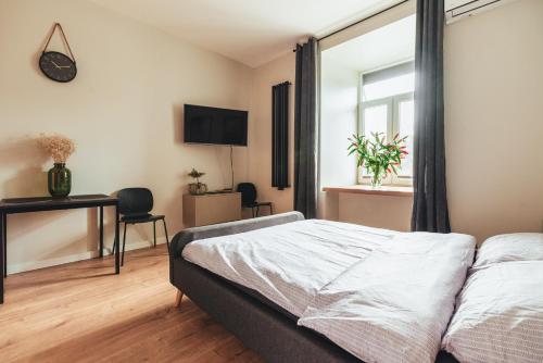 Una cama o camas en una habitación de Przytulny apartament przy dworcu