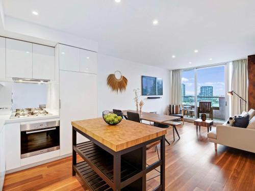 Dapur atau dapur kecil di The Sebel Residences Melbourne Docklands Serviced Apartments