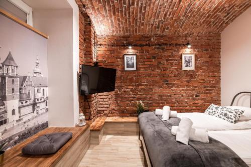 מיטה או מיטות בחדר ב-DIETLA 99 APARTMENTS - IDEAL LOCATION - in the heart of Krakow