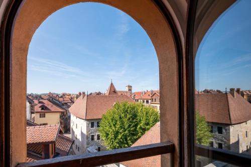 Linna Annecy üldine vaade või majutusasutusest Hôtel du Palais de l'Isle pildistatud vaade