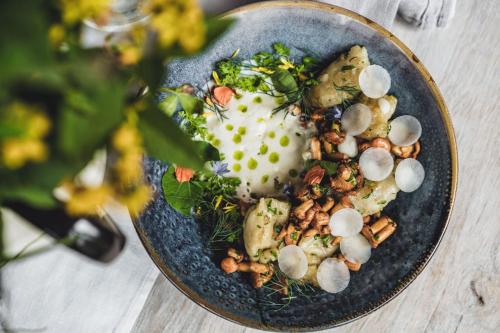 um prato de alimentos com ovos e legumes sobre uma mesa em Łubinowe Wzgórze Dom II em Nałęczów