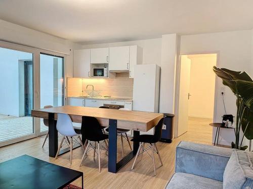 - une cuisine avec une table et des chaises dans le salon dans l'établissement Le Martray - Spacieux - 4 chambres, à Rennes