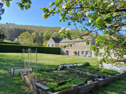 een tuin in de tuin van een huis bij La Colline aux Fées in Yvoir