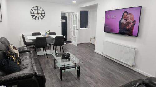 Телевизор и/или развлекательный центр в ETIHCITY - 3 Bedroom Semi - Free Parking near Etihad Stadium, Tourist attractions, Manchester City Centre, Transport and Motorway Links next to McDonald's - Sky n Netflix