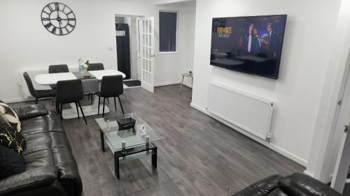 Телевизор и/или развлекательный центр в ETIHCITY - 3 Bedroom Semi - Free Parking near Etihad Stadium, Tourist attractions, Manchester City Centre, Transport and Motorway Links next to McDonald's - Sky n Netflix