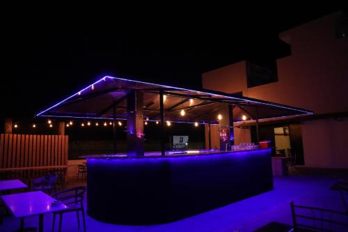 um bar com luzes no escuro em Klite Stays em Pondicherry