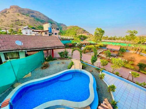 uma vista aérea de um resort com uma piscina em Mount View Villa em Lonavala