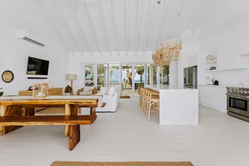 cocina y sala de estar con mesa y sillas en Long Bay Beach Resort, en Tortola Island