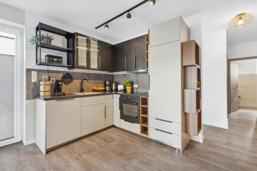 Una cocina o kitchenette en NEU! Design-FeWo Heidetraum