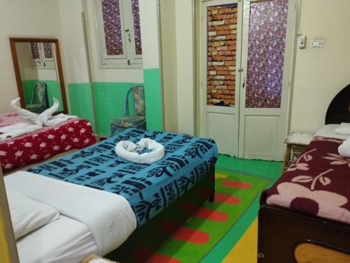 - une chambre avec deux lits et une chambre avec un lit dans l'établissement Bob Marley Peace hotel luxor, à Louxor