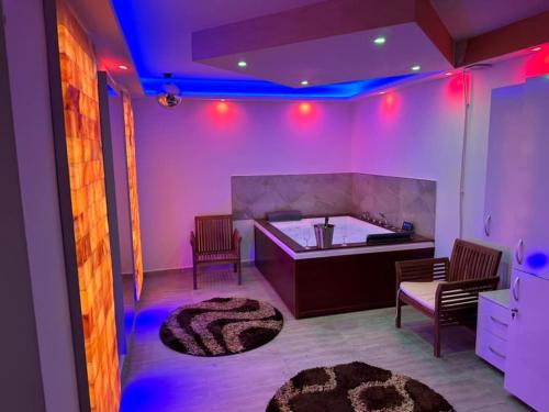 Гостиная зона в Casa Hanea & SPA piscina exterioara incalzita ,sauna, jacuzzi privat in fiecare apartament