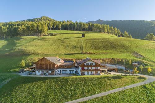 een luchtzicht op een groot huis op een heuvel bij Pfeifhof in Sesto