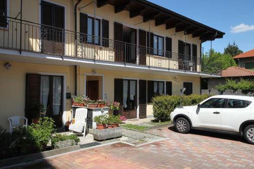 ein weißes Auto, das vor einem Haus parkt in der Unterkunft Sunset in Baveno - Happy Rentals in Baveno