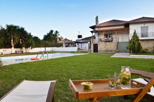 Bazen u ili blizu objekta Villa John Dimeon Kato Achaia With Pool - Happy Rentals