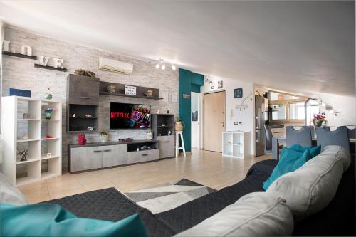 Uma área de estar em DEA SUITE APARTMENT - FIUMICINO ROME AIRPORT 5 Min -