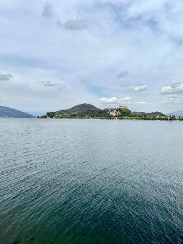 - une vue sur une grande étendue d'eau dans l'établissement CASA SUL LAGO, à Arona