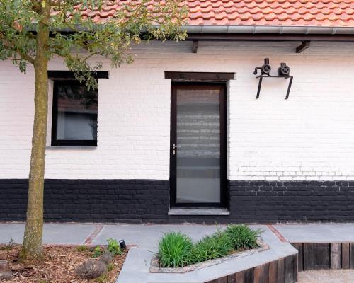 a black door on the side of a house at Suite & SPA à La Ferme 1802 in Sainghin-en-Mélantois