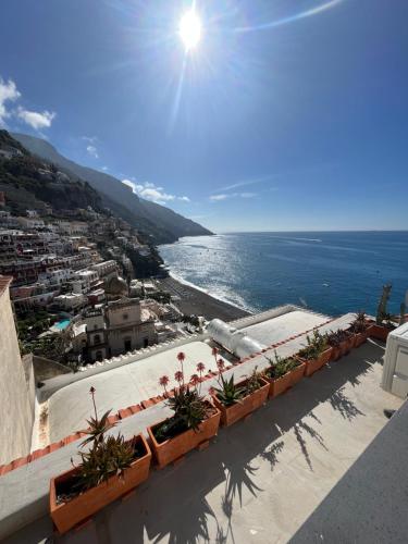 einen Blick auf das Meer von einem Gebäude mit Pflanzen in der Unterkunft Casa Positano in Positano