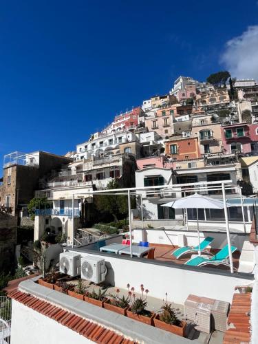 Aussicht vom Dach eines Gebäudes in der Unterkunft Casa Positano in Positano