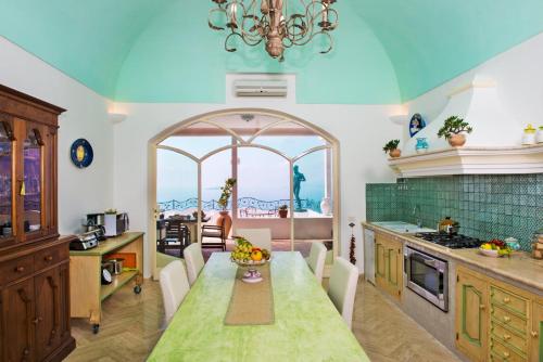 Virtuvė arba virtuvėlė apgyvendinimo įstaigoje Villa Santa Chiara Positano Suites