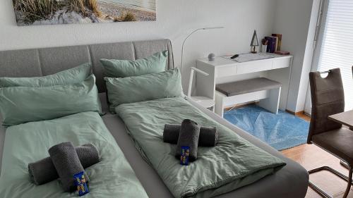 - une chambre avec 2 lits et des serviettes dans l'établissement Apartment 2 ideal für Familien und Geschäftsreisende ABG69, à Gera