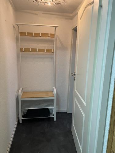 ein kleiner Schrank mit einem Etagenbett darin in der Unterkunft Ferienwohnung Arnstadt Ost in Arnstadt