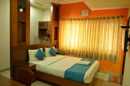 Cubbon Suites - 10 Minute walk to MG Road, MG Road Metro and Church Street房間的床