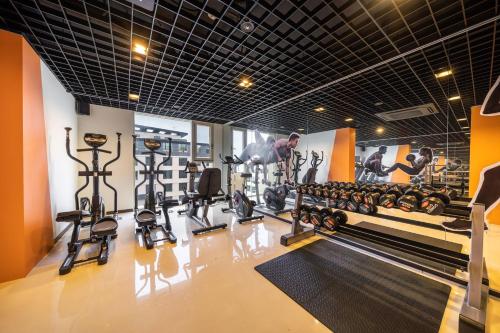 un gimnasio con varias cintas de correr y una pelota de fitness en Sweet May Seogwipo Hotel, en Seogwipo