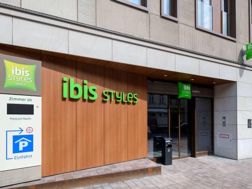 Um certificado, prêmio, placa ou outro documento exibido em ibis Styles Bamberg