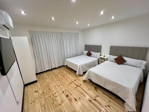 En eller flere senger på et rom på URBANA PREMIUM SUITES Apartamentos de Categoría Parking Privado - Seguridad - Sanatorio Allende - Hospital Privado - Estadio Kempes - Universidad Siglo 21 - Complejo Ferial Córdoba - Quorum - Aeropuerto Internacional Taravella