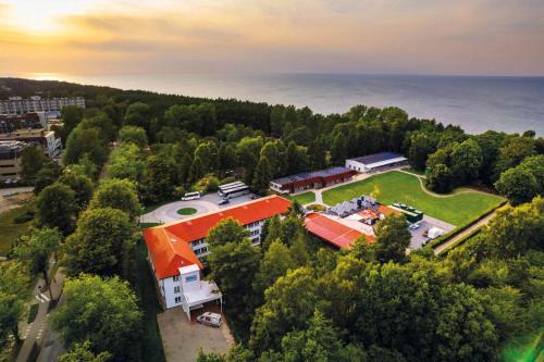 uma vista aérea de um edifício com árvores e água em NORDHOUSE I em Jastrzębia Góra