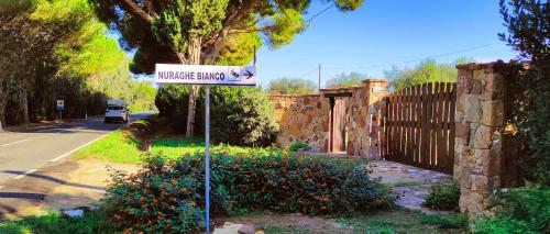 un panneau de rue dans la cour d'une maison dans l'établissement Nuraghe Bianco, à Santa Maria la Palma