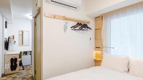 Llit o llits en una habitació de Toyoko Inn Osaka Namba