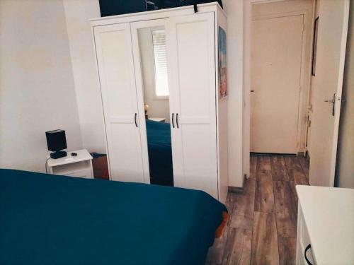 Krevet ili kreveti u jedinici u objektu Cozy apartment free parking CAEN