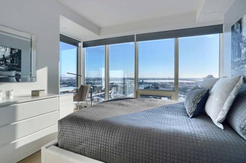 מיטה או מיטות בחדר ב-Spectacular Skyline Views - Downtown Montreal - Luxury Condo & Penthouse