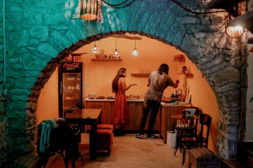 um homem e uma mulher numa cozinha em Berat Backpackers Hostel em Berati