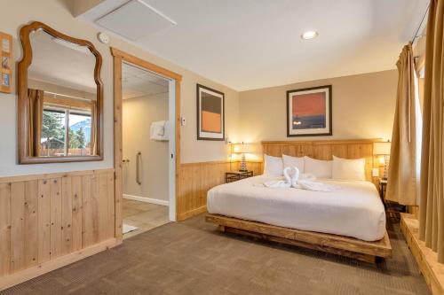 una camera da letto con un letto con un fiocco bianco di Murphy's Resort a Estes Park