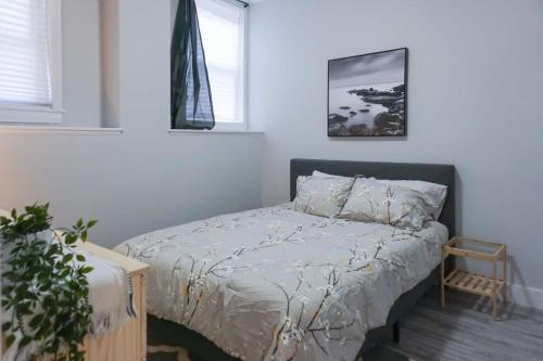 Кровать или кровати в номере NEW Renovated Cozy 2 Br in Uptown Saint John Location Coffee