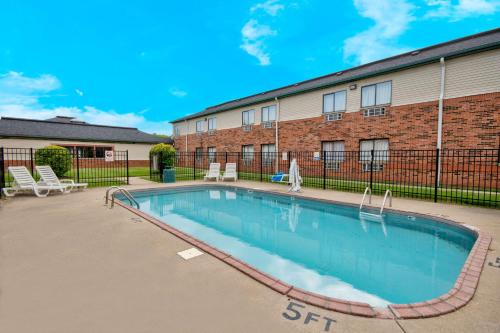 a swimming pool in front of a building at Motel 6 - Georgetown, KY - Lexington North in Georgetown