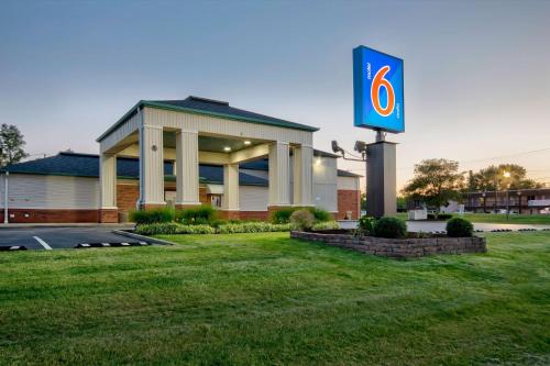 a building with a sign in the middle of a yard at Motel 6 - Georgetown, KY - Lexington North in Georgetown