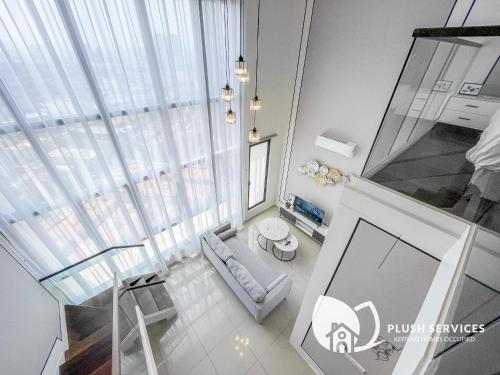 una vista aérea de una sala de estar con ventana en Highpark Suites at Petaling Jaya, Kelana Jaya by Plush, en Petaling Jaya