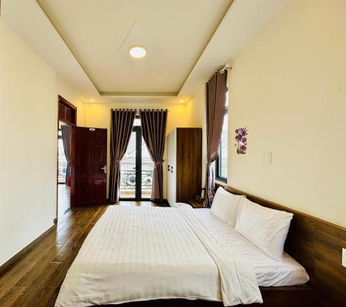 A bed or beds in a room at VILLA ROMANCE Lữ Gia