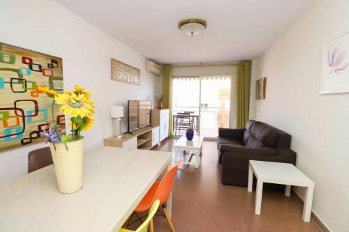 een woonkamer met een tafel en een bank bij DIFFERENTFLATS Palafox in Salou