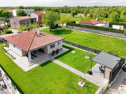 een luchtzicht op een huis met een tuin bij Villa Tea in Umag