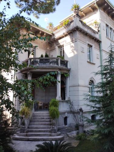 une maison ancienne avec un escalier en face de celle-ci dans l'établissement NOBILI LIBARDI - VILLA BASEVI, à Vérone