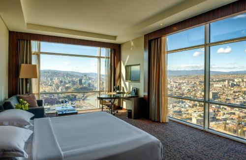 Ліжко або ліжка в номері The Biltmore Tbilisi Hotel