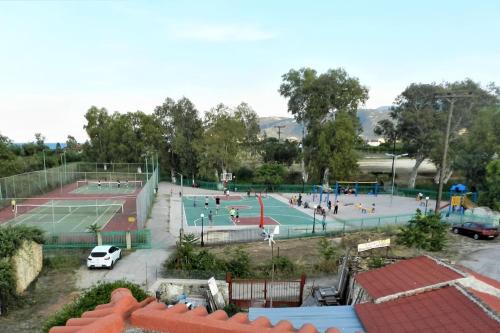 - une vue aérienne sur deux courts de tennis dans l'établissement La Casa di Ercole across bay of Nafplio., à Myloi