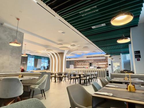 a dining room with tables and chairs in a restaurant at Somerset Schönbrunn Vienna in Vienna