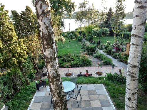 a view of a garden with a table and chairs at Ferienwohnung am Schlosssee. in Penkun